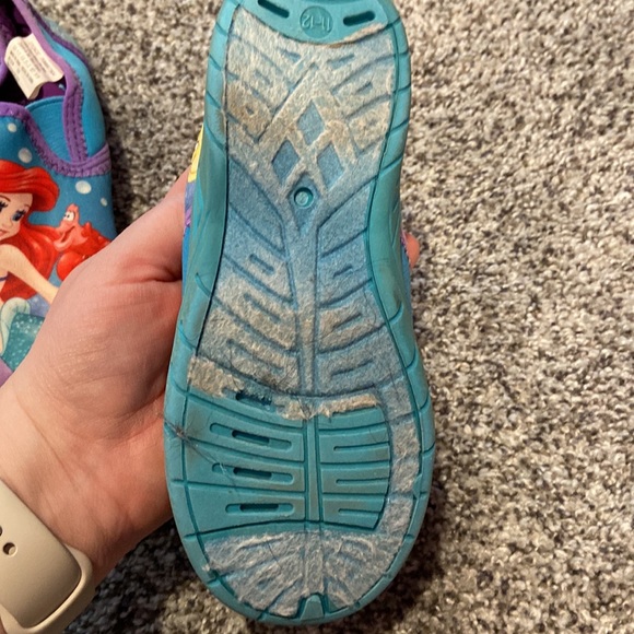 11–12 little girls,swim shoes-perfect for the lake/ ocean Disney little mermaid - Picture 11 of 13